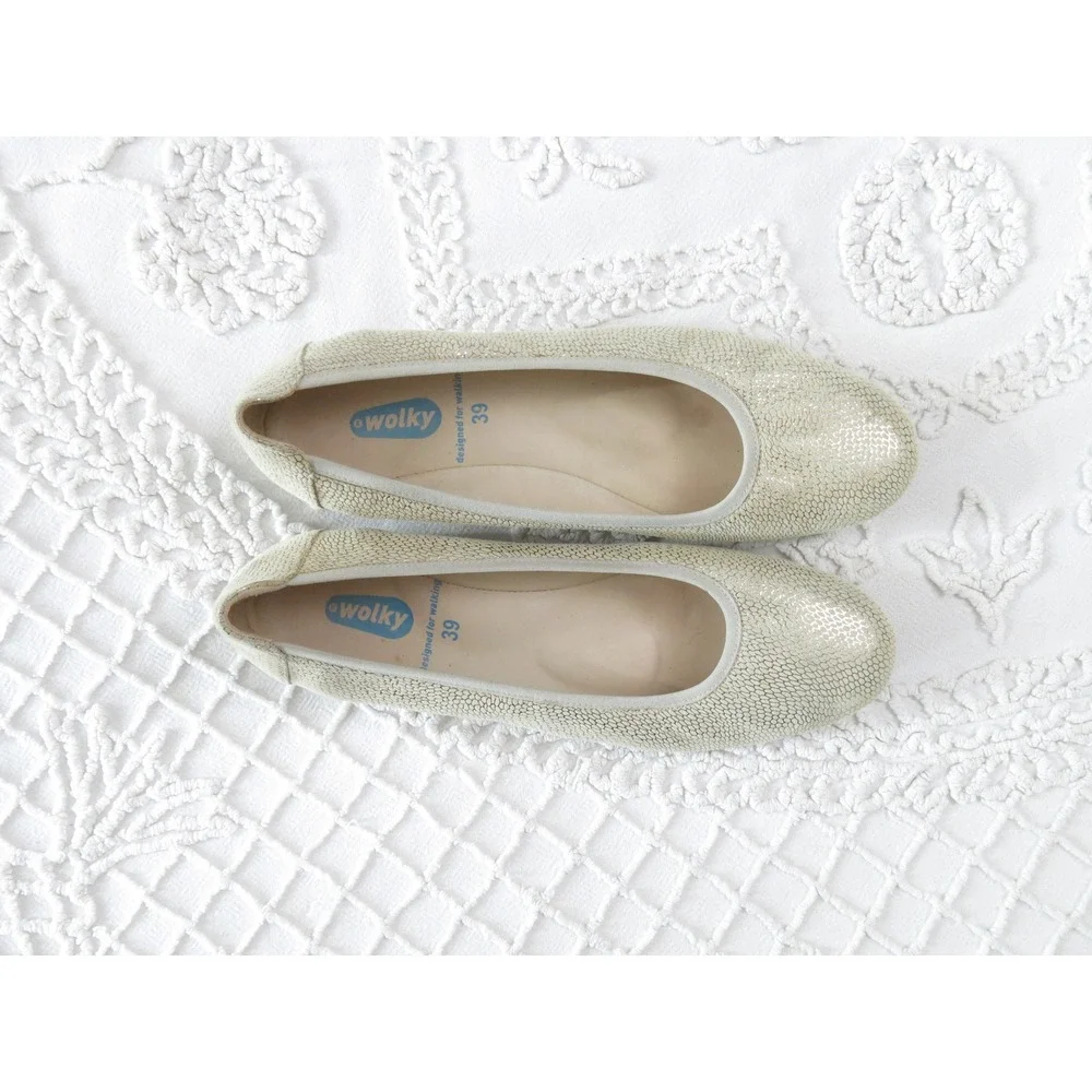 Wolky Metallic Champagne Silver Snakeskin Ballet Flats 39 8.5 Comfort Slip Ons